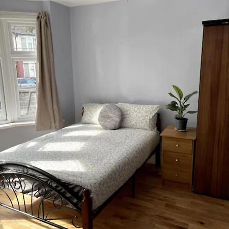 Modern 5 Bedroom Family House - 18 Mins To Station London Kültér fotó