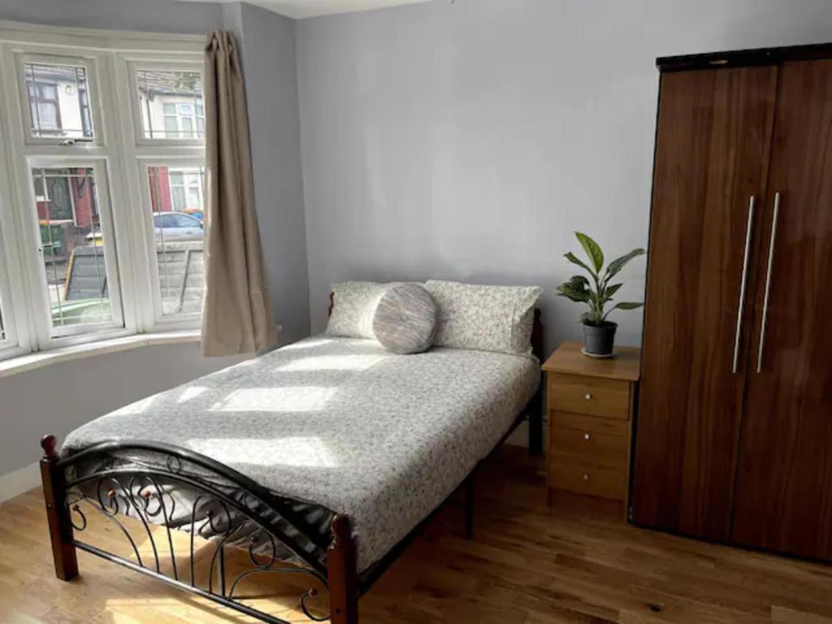 Modern 5 Bedroom Family House - 18 Mins To Station London Kültér fotó
